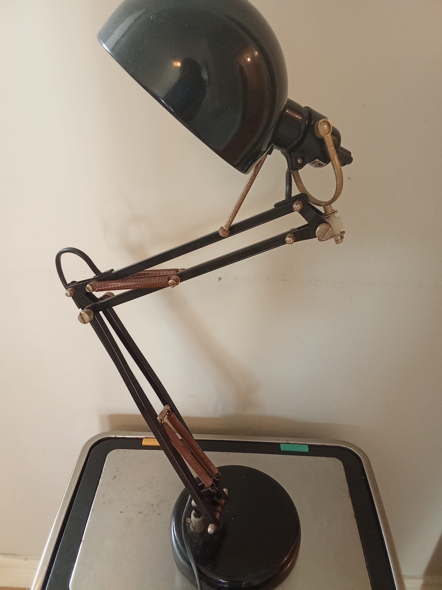 Luminária de mesa preta — articulável — doação