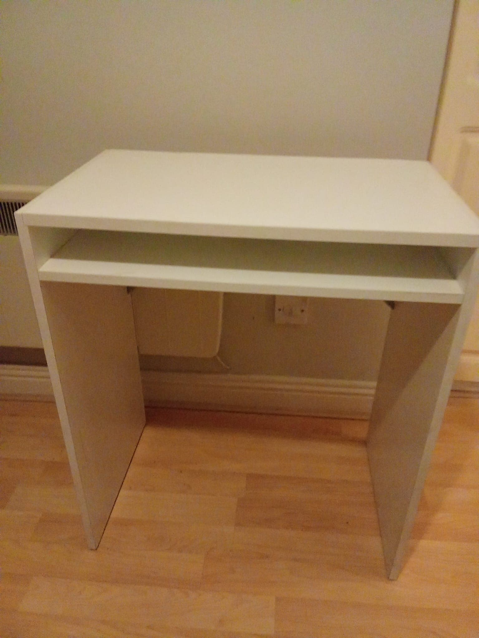 Mesa IKEA MICKE branca — usada — compacta
